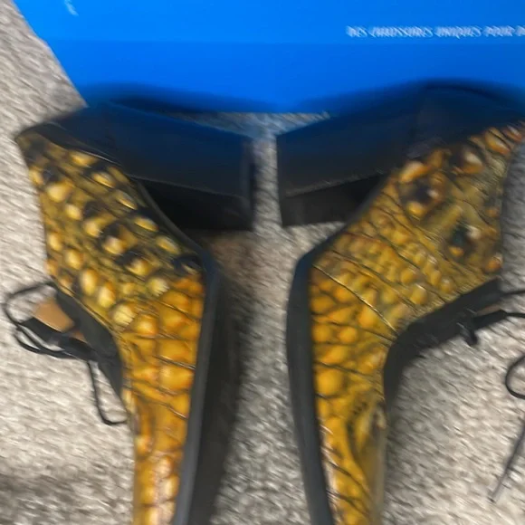 Room 112 John Fluevog - Picture 3 of 3